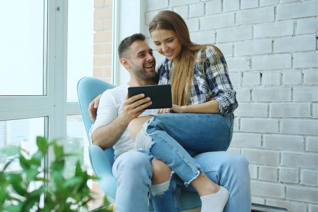 Pareja joven mirando seguro de decesos prima natural